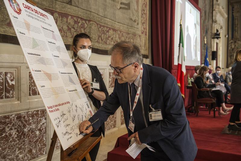 Licio Palazzini, Presidente CNESC, mentre firma la Carta dei Diritti il 30 maggio 2022 in Parlamento Licio Palazzini