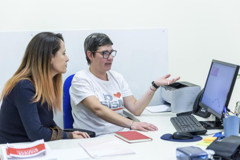 Roberta Motta con una paziente al Servizio Riabilitazione AISM Liguria