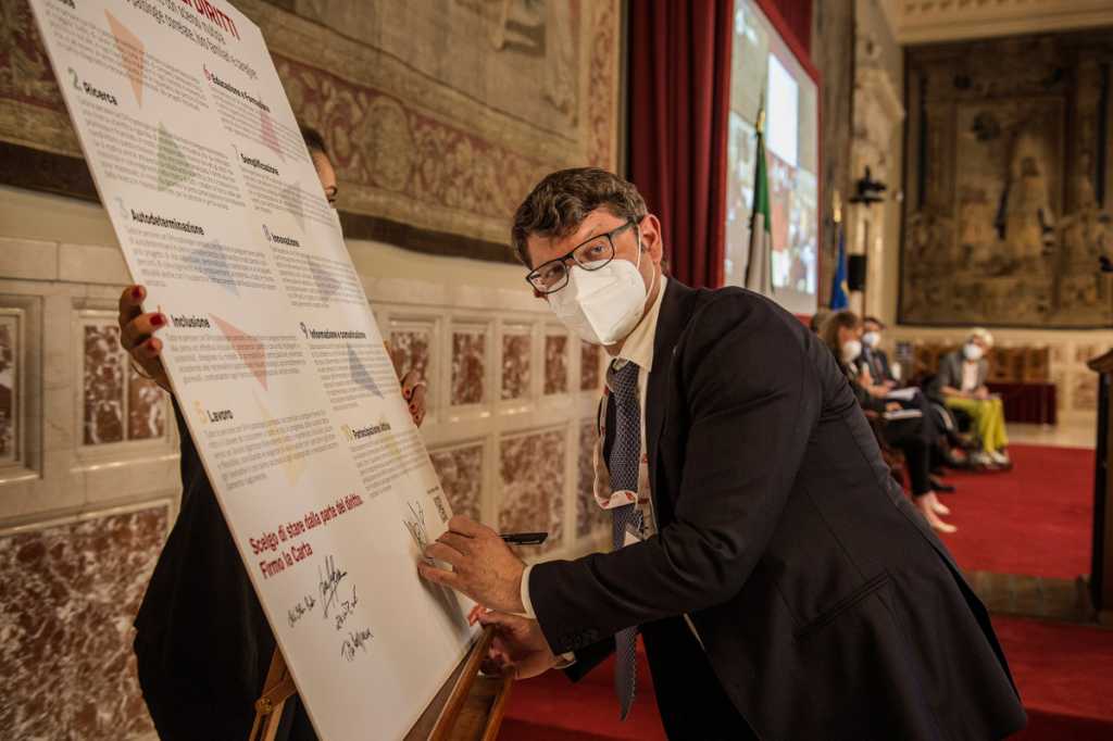 Luca Briziarelli, senatore, firma la Carta dei diritti