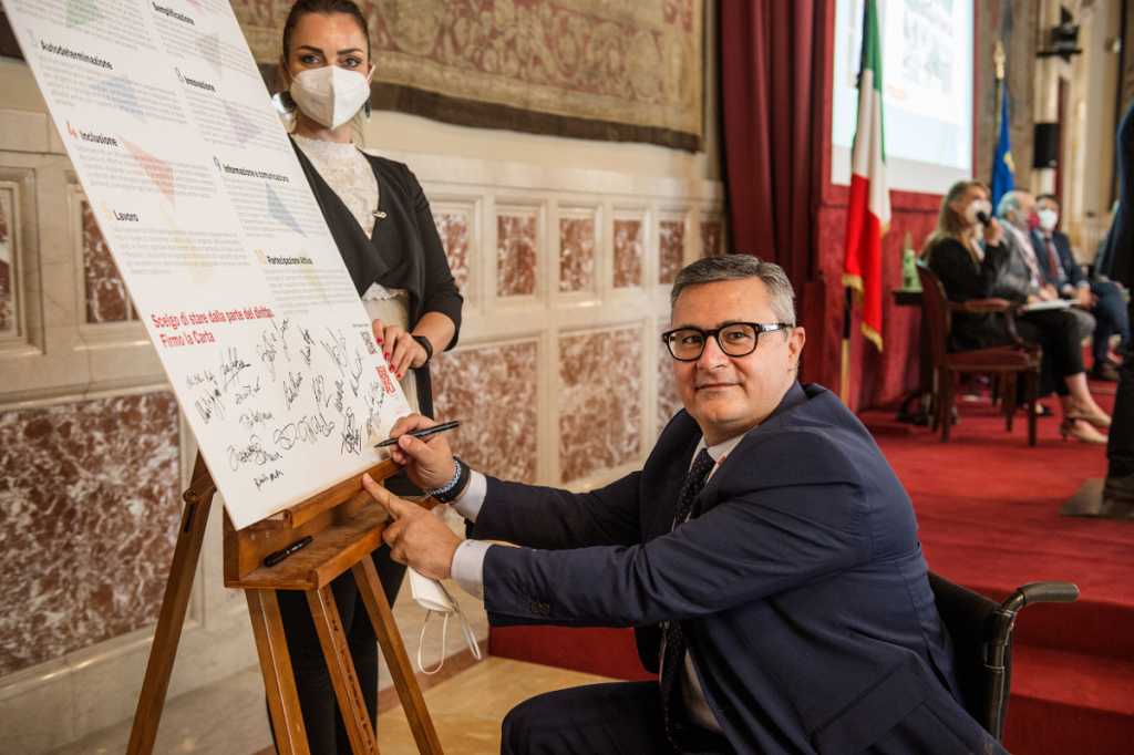 Vincenzo Falabella, Presidente FISH, firma la Carta dei diritti
