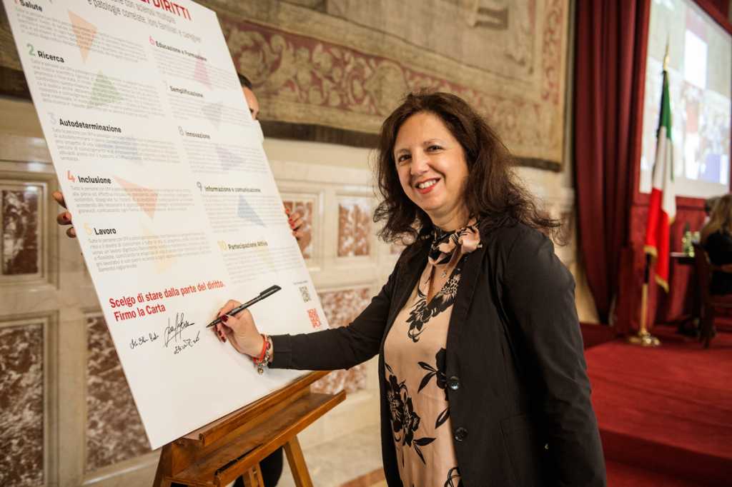 La senatrice Elisa Pirro firma la Carta dei diritti