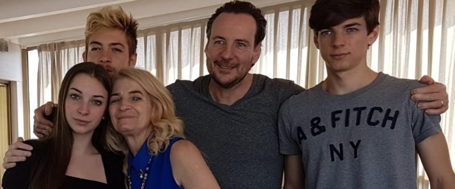 Loredana Pirrella con il marito Oscar e i tre figli