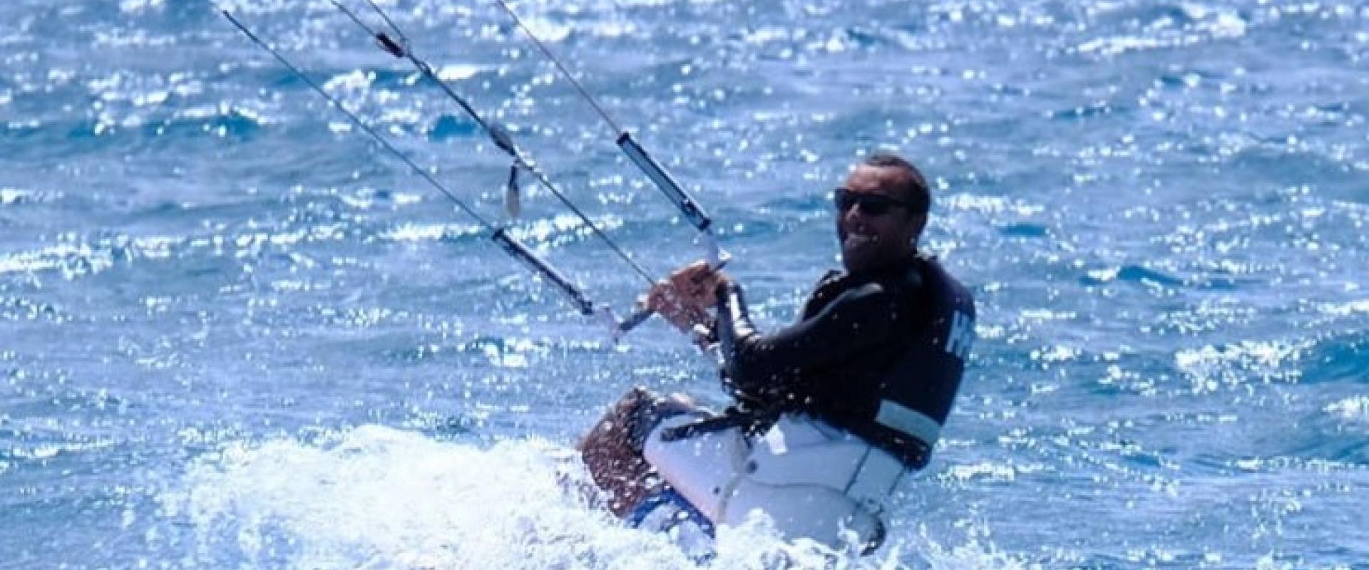 Giorgio Digrandi in mare con il suo kitesurf da seduto